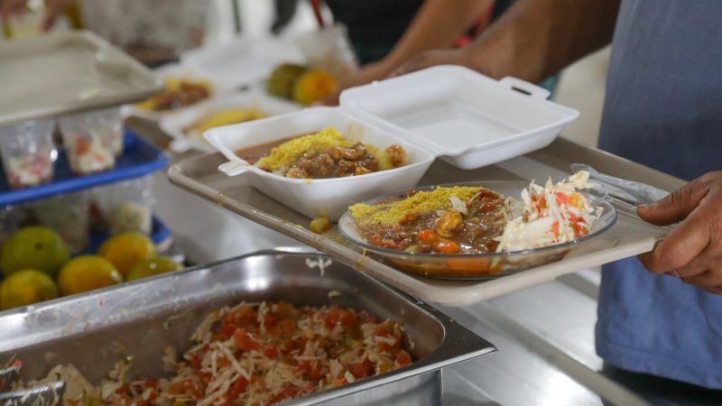 Restaurantes comunitários do DF oferecem duas refeições por turno