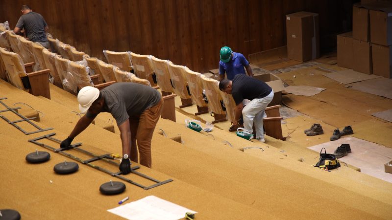 Começa a instalação das poltronas da sala Martins Pena do Teatro Nacional