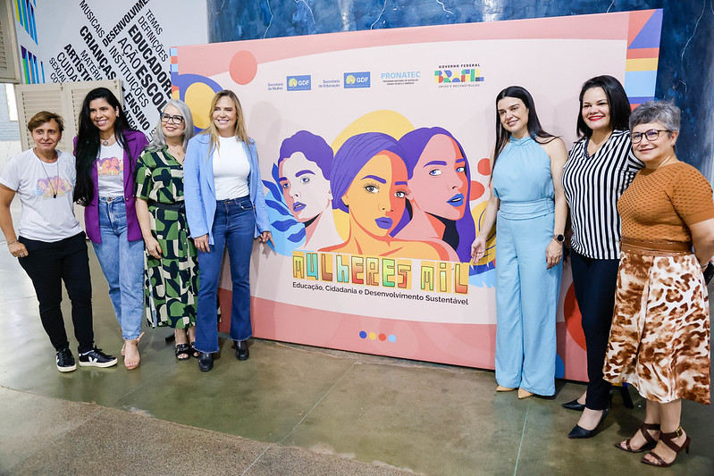 “Parabenizo a todas vocês que estão aqui hoje, por que eu entendo as dificuldades que passamos, e destaco a importância da nossa união, das oportunidades que surgem quando cada mulher decide ajudar outra mulher”, disse a vice-governadora Celina Leão (quarta à esquerda) | Fotos: Vinícius de Melo/SMDF