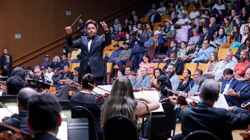 Operários celebram reabertura do Teatro Nacional com concerto exclusivo