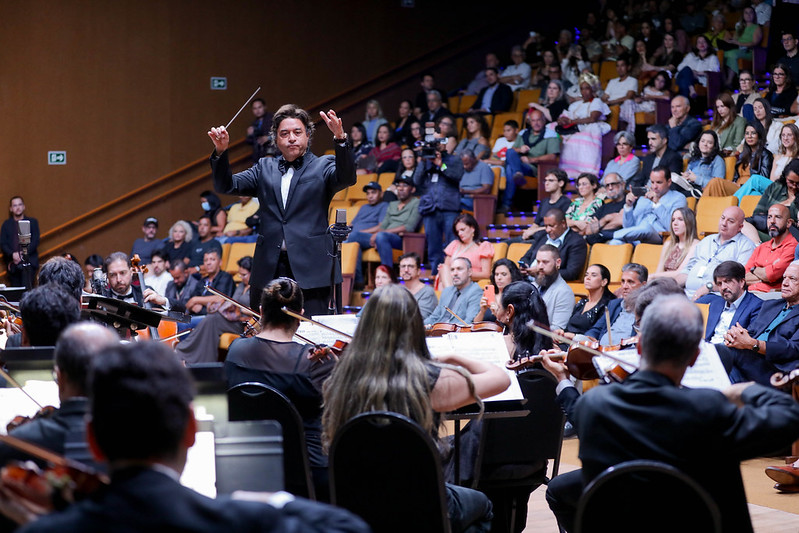 Operários celebram reabertura do Teatro Nacional com concerto exclusivo