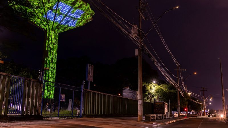 Caixa d’água de Ceilândia se transforma em árvore de Natal gigante