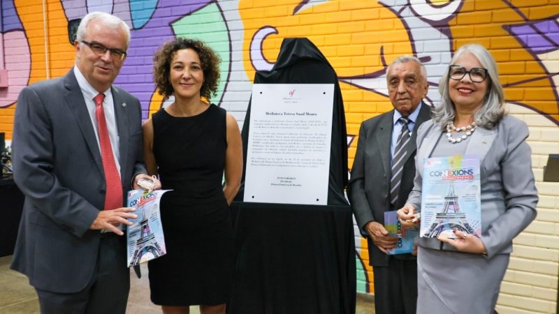 Professora da rede pública recebe homenagem da Aliança Francesa