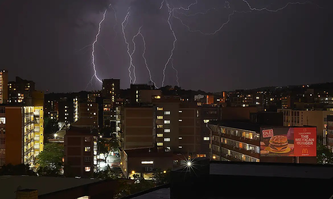 Neoenergia reforça rede elétrica para minimizar impactos dos raios