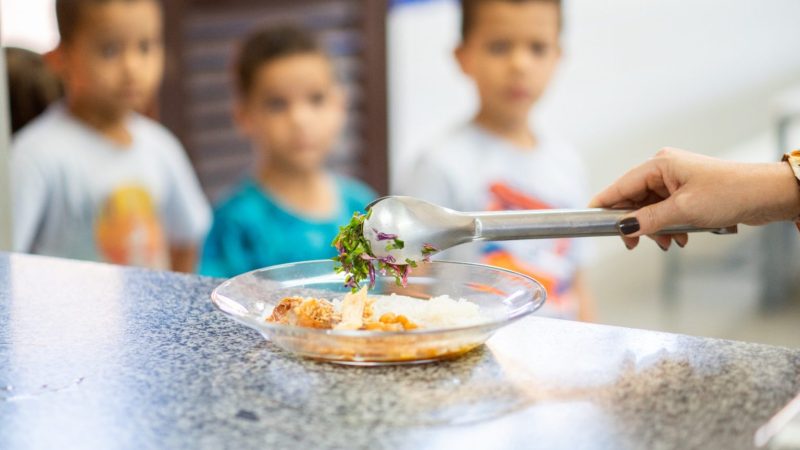DF garante alimentação inclusiva e adaptada para estudantes com necessidades especiais