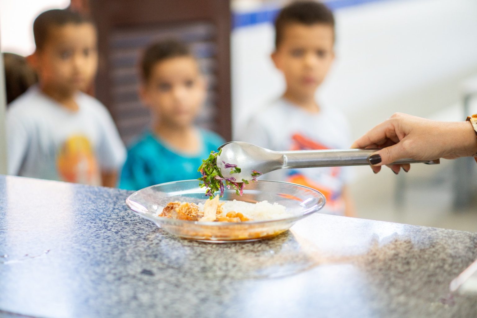 DF garante alimentação inclusiva e adaptada para estudantes com necessidades especiais