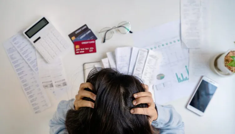 Inadimplência bate recorde e dívidas passam de R$ 156 bilhões