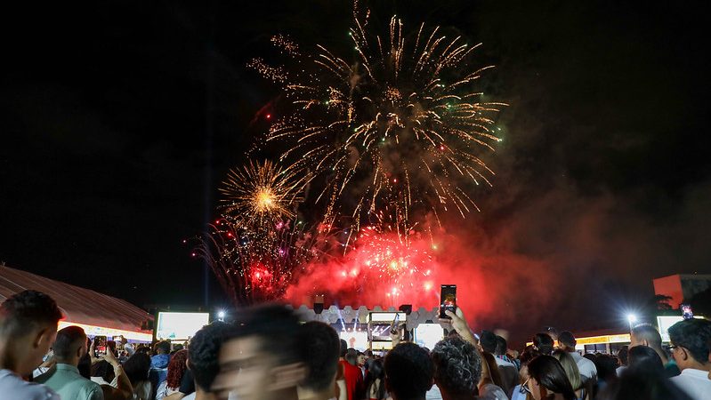 Mais de 270 mil pessoas celebram a chegada de 2025