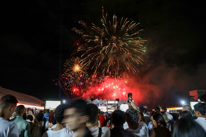 Mais de 270 mil pessoas celebram a chegada de 2025