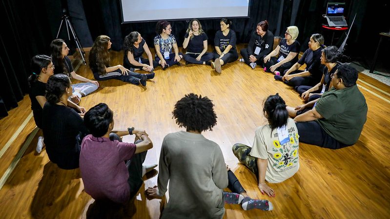 Libras em cena: curso gratuito capacita intérpretes para atuação artística no DF