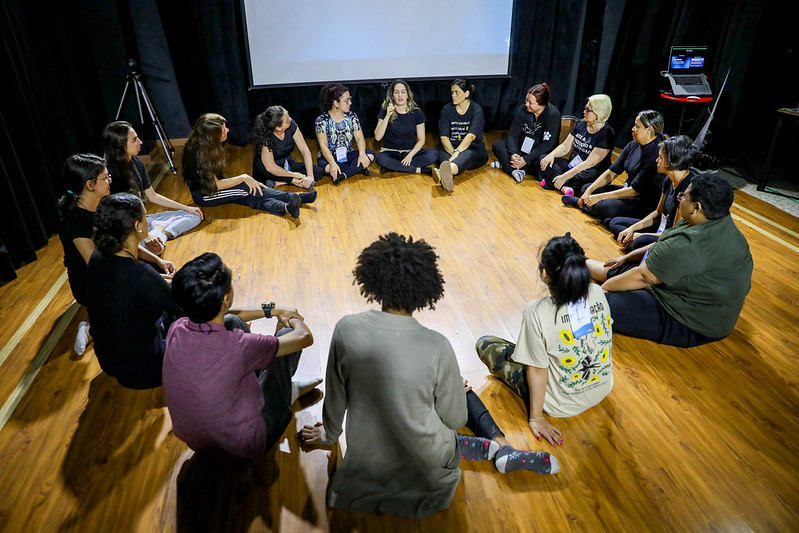 Libras em cena: curso gratuito capacita intérpretes para atuação artística no DF