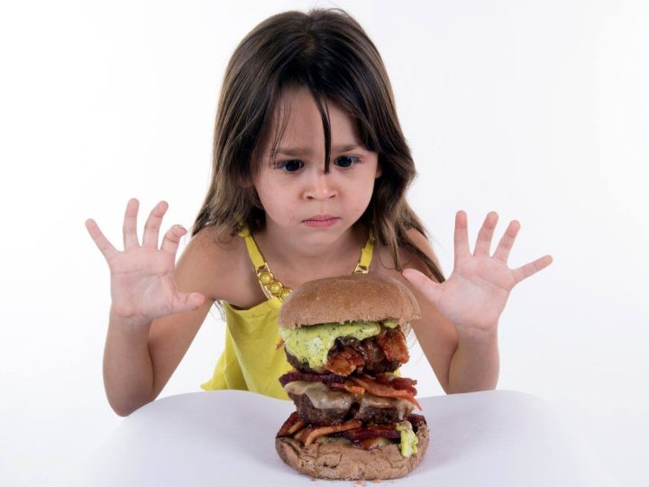 Consumo de hambúrguer por crianças aumenta no DF, alerta estudo