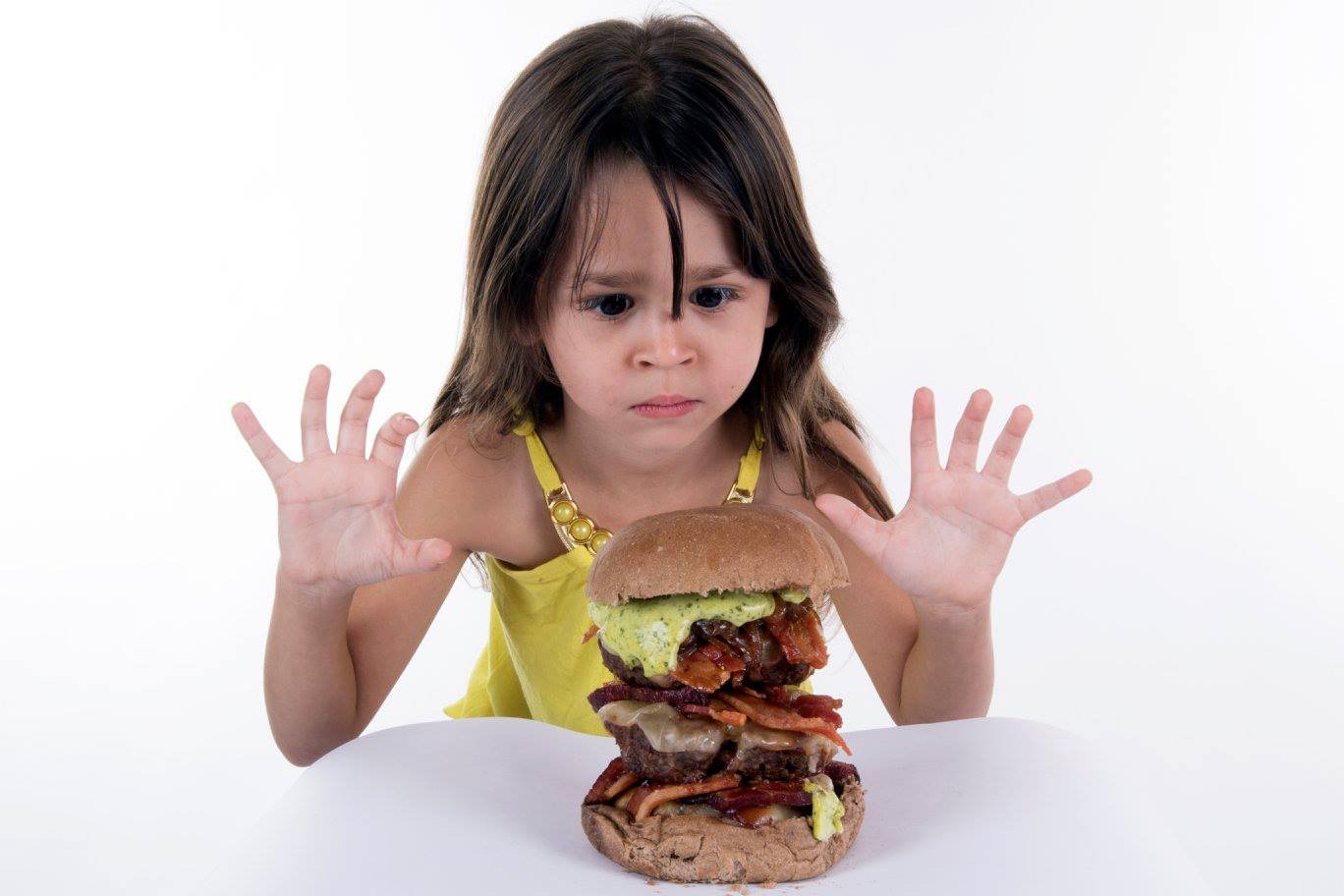 Consumo de hambúrguer por crianças aumenta no DF, alerta estudo