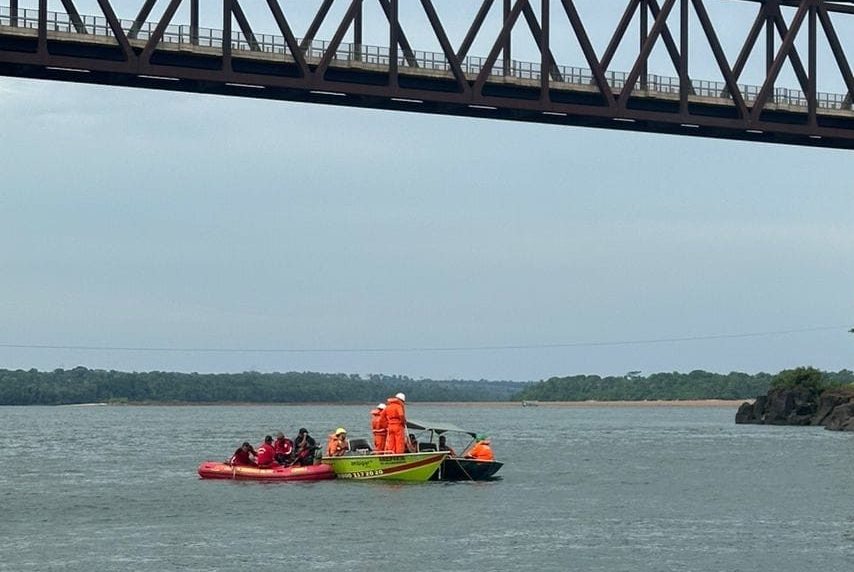 Bombeiros do DF intensificam buscas subaquáticas em Minas Gerais
