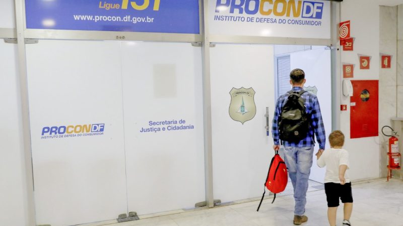 Procon autua 90% das escolas particulares do DF por irregularidades nas listas de material