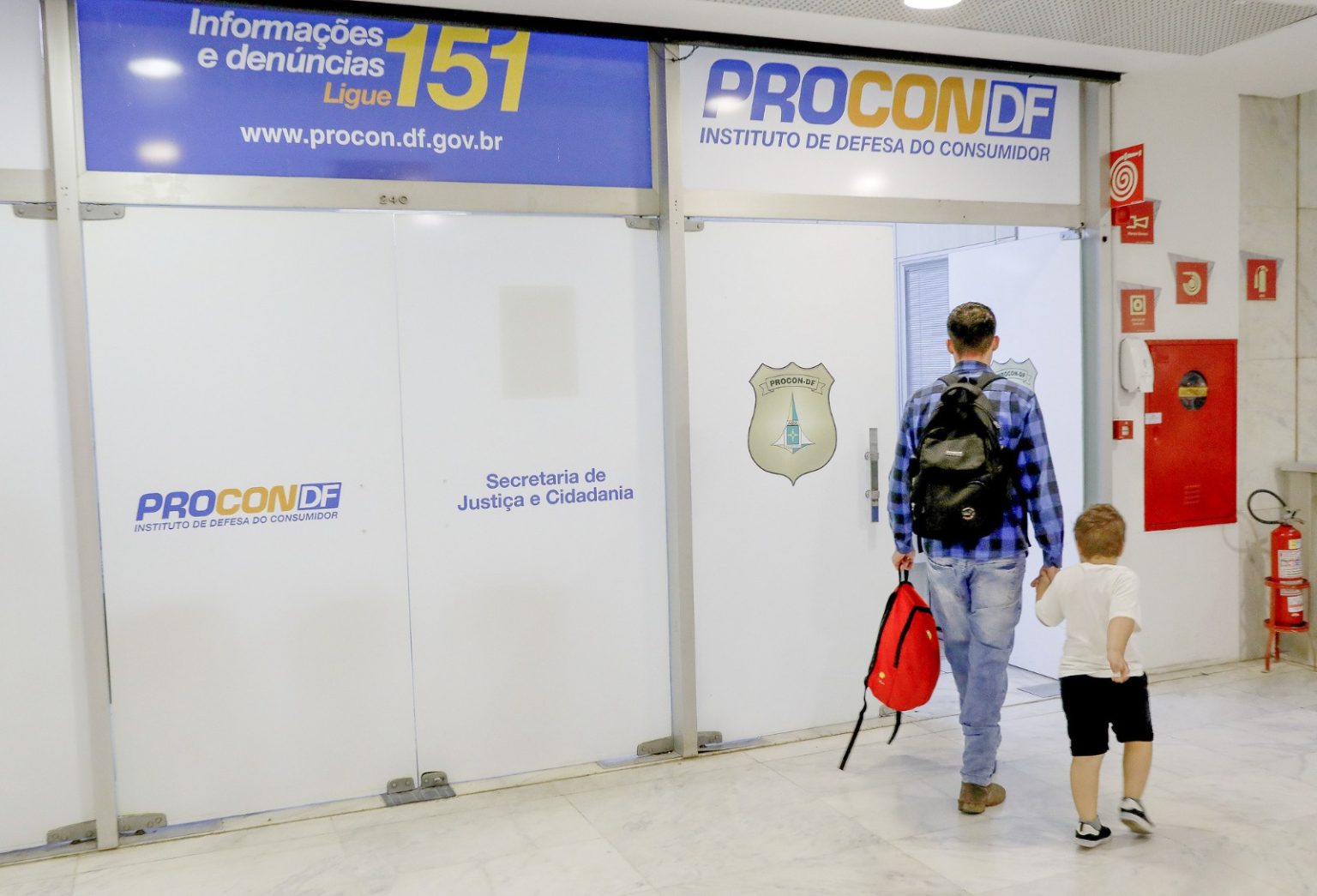 Procon autua 90% das escolas particulares do DF por irregularidades nas listas de material