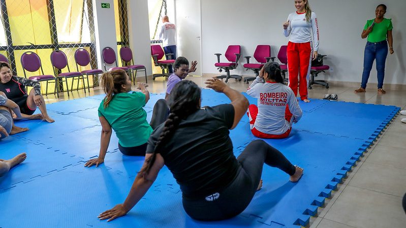Curso gratuito de defesa pessoal empodera mulheres em Ceilândia