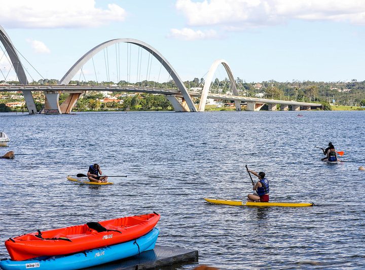 Monitoramento semanal garante qualidade da água do Lago Paranoá para banho
