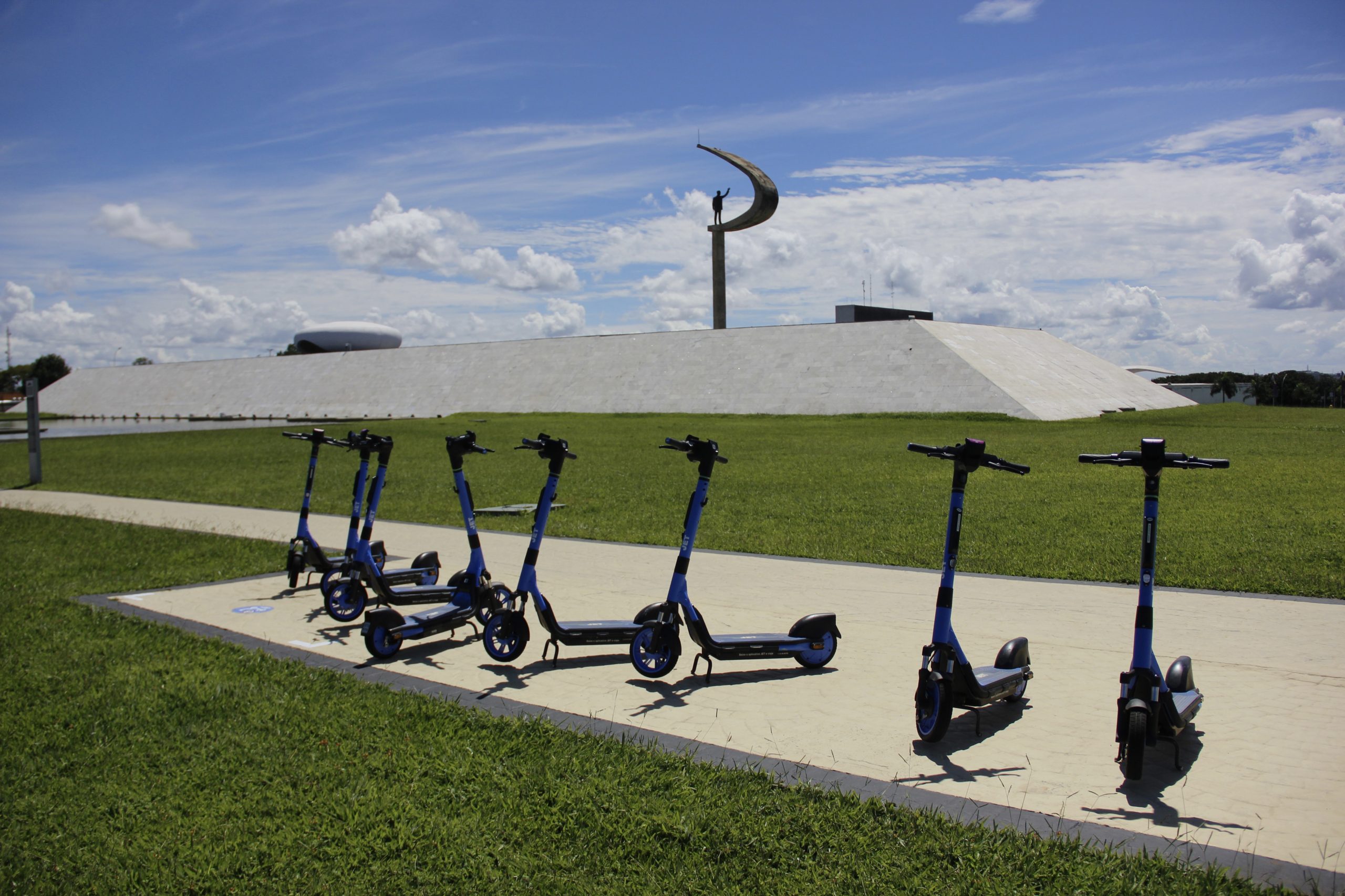 Atenção, usuários de patinetes! Saiba quais são as regras para circular no DF