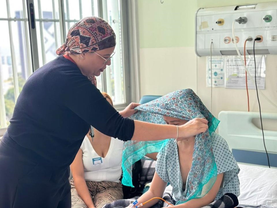 Hospital de Base promove oficina de lenços e capoterapia para pacientes com câncer