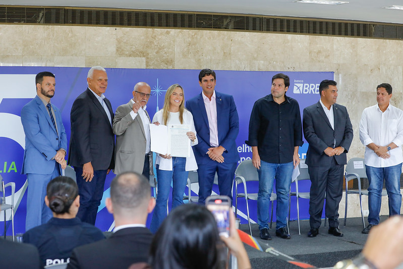 GDF celebra mil escrituras e contratos entregues para regularização de empresas