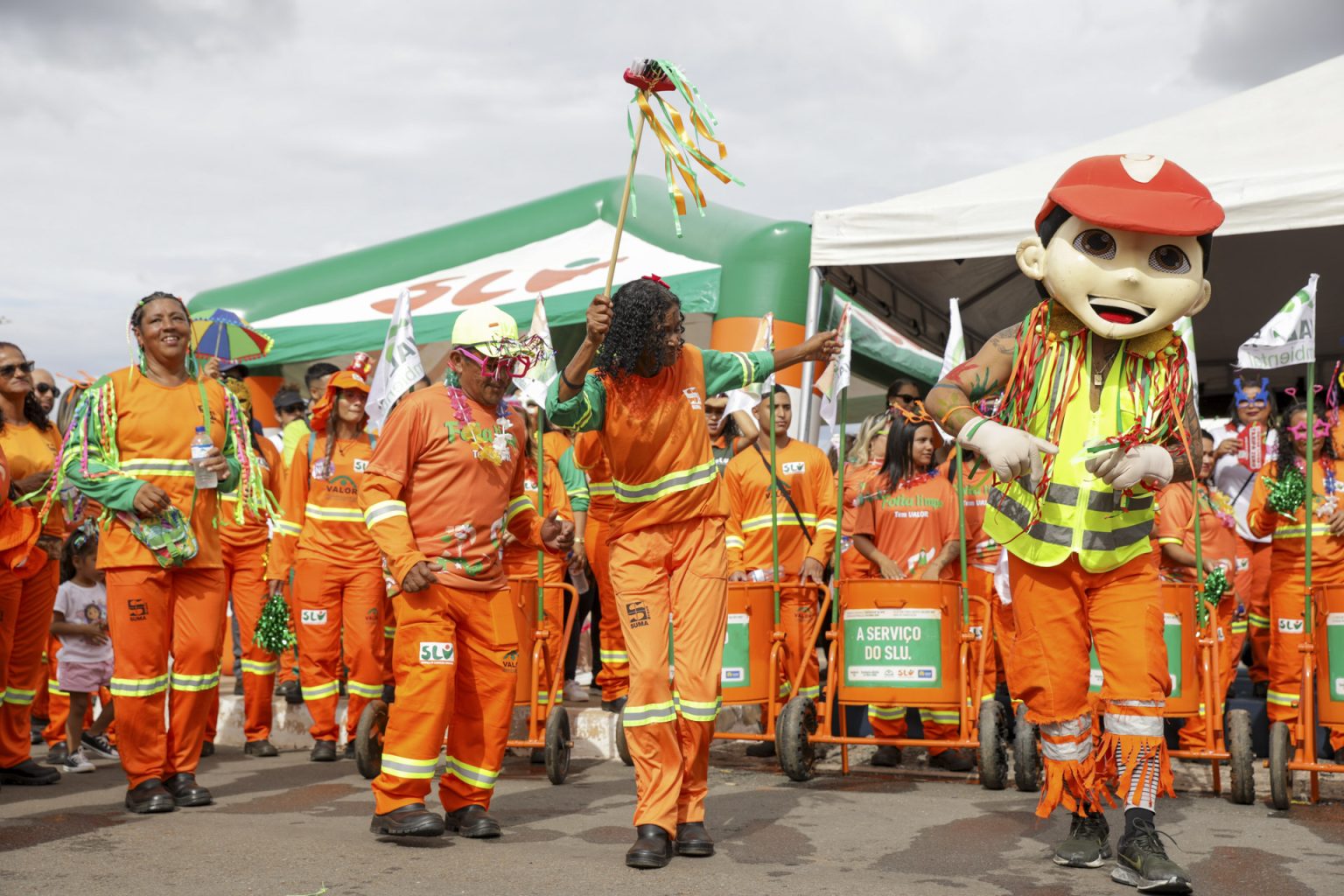 Garis caem na folia no bloco Vassourinhas de Brasília e celebram o carnaval
