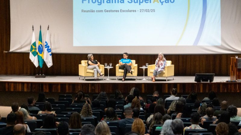 Gestores da rede pública do DF discutem programa para alunos com defasagem escolar