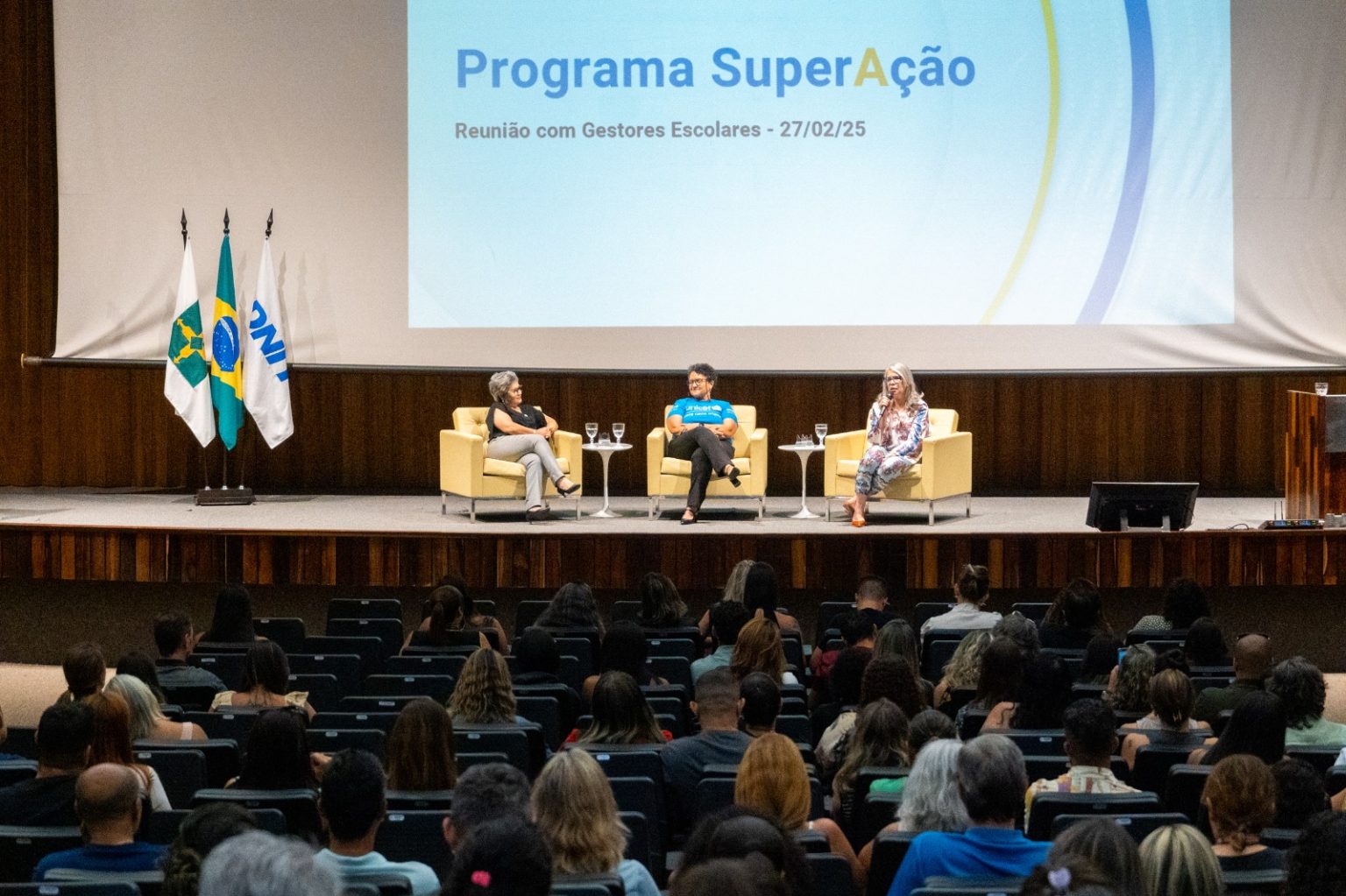 Gestores da rede pública do DF discutem programa para alunos com defasagem escolar