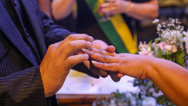 Casamento comunitário em Brasília celebra união de 100 casais