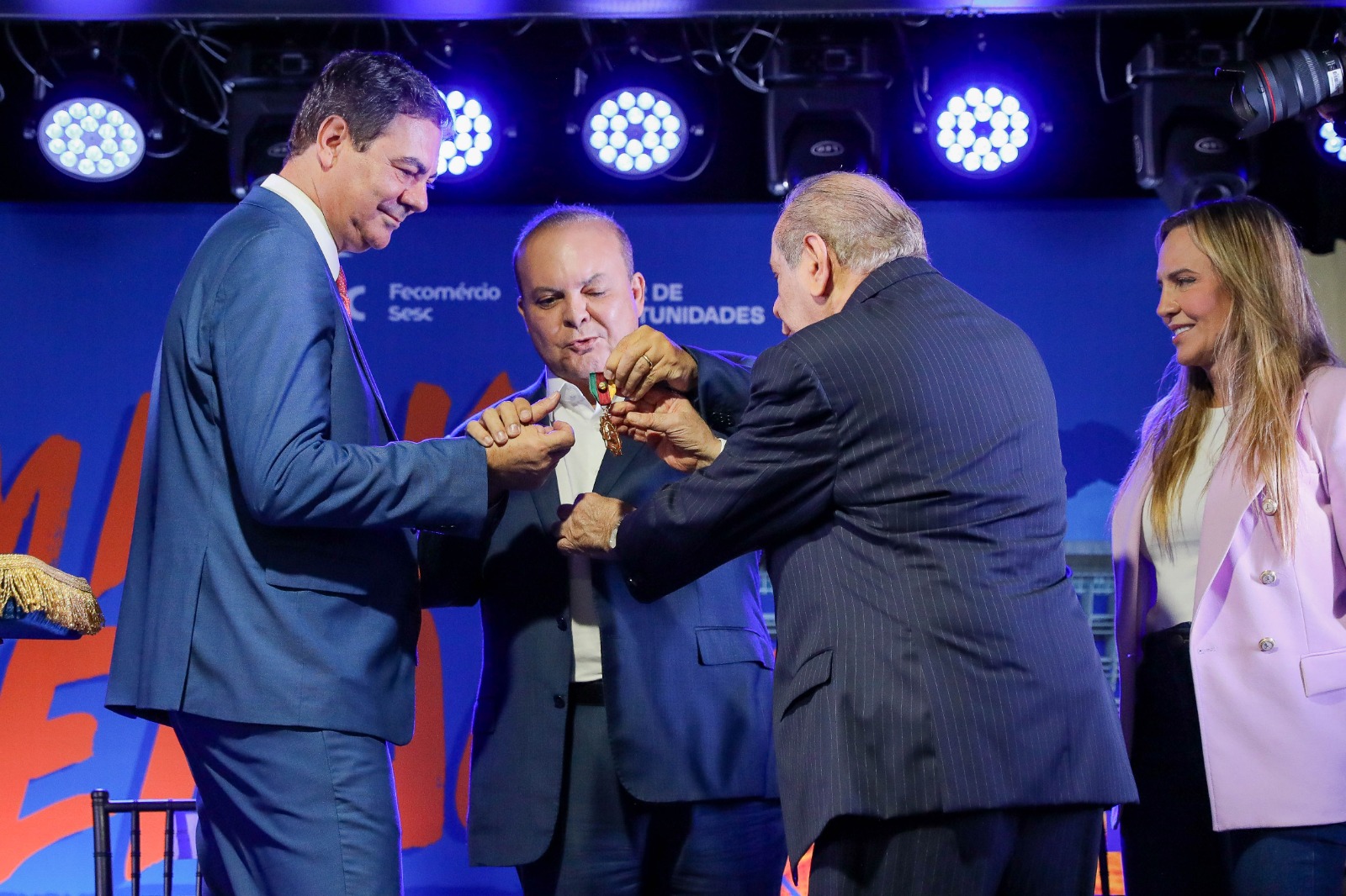 Governador Ibaneis Rocha Recebe Medalha Nacional do Mérito Comercial da Paz Social