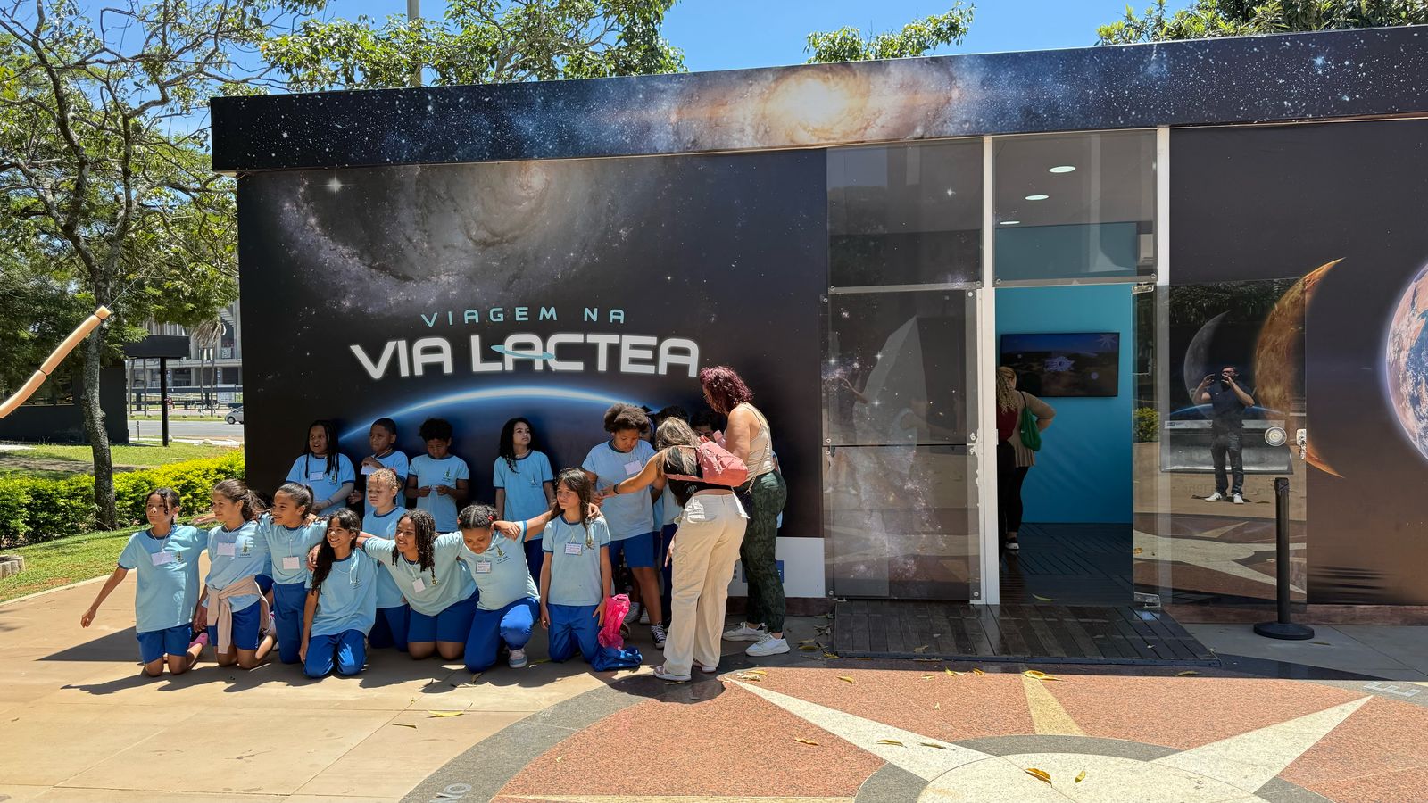 Estudantes do DF embarcam em jornada espacial no Planetário de Brasília