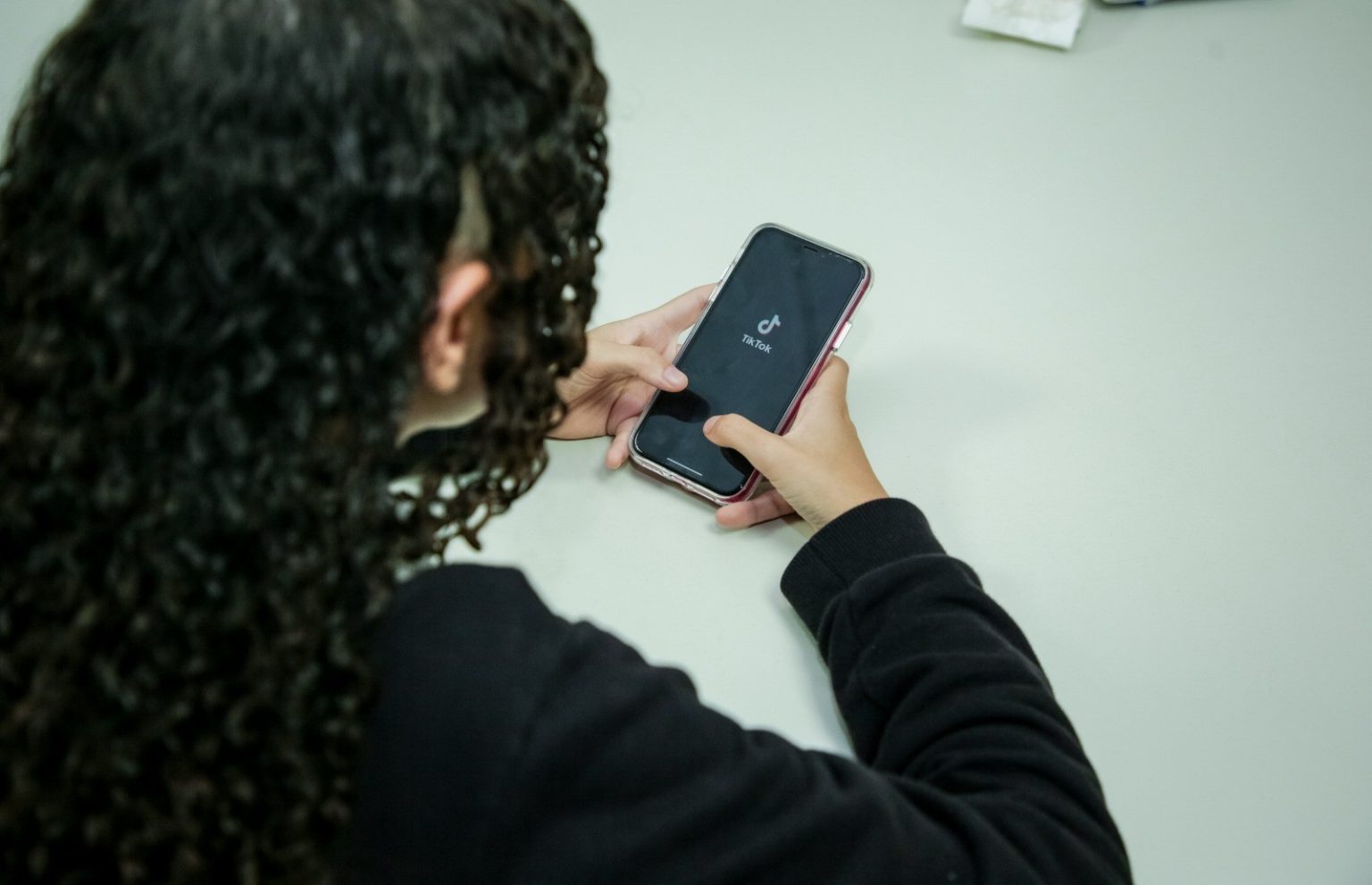 Psicóloga alerta pais sobre perigos e cuidados com redes sociais para crianças