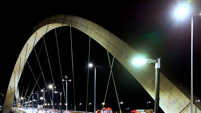 Ponte JK recebe mutirão de manutenção e ganha nova iluminação