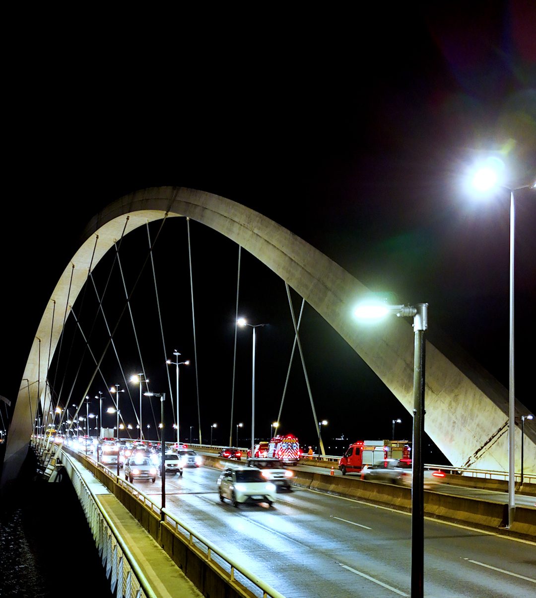 Ponte JK recebe mutirão de manutenção e ganha nova iluminação