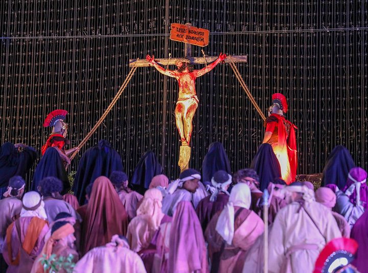 Milhares acompanham a emocionante Via Sacra do Morro da Capelinha