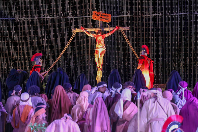 Milhares acompanham a emocionante Via Sacra do Morro da Capelinha