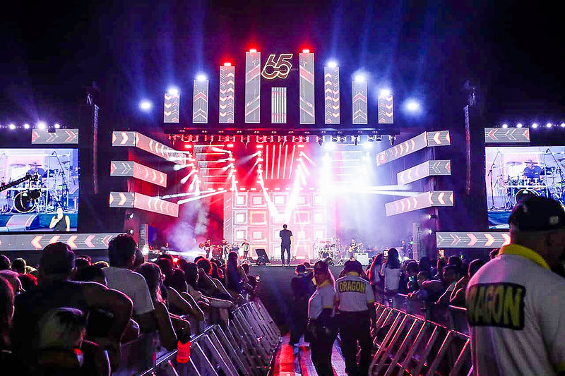 Léo Santana, Safadão e muita diversão marcam o primeiro dia do aniversário de 65 Anos