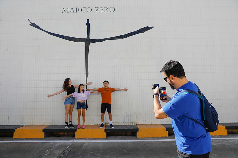 Marco Zero de Brasília reaparece iluminado e resgata a história do início da capital