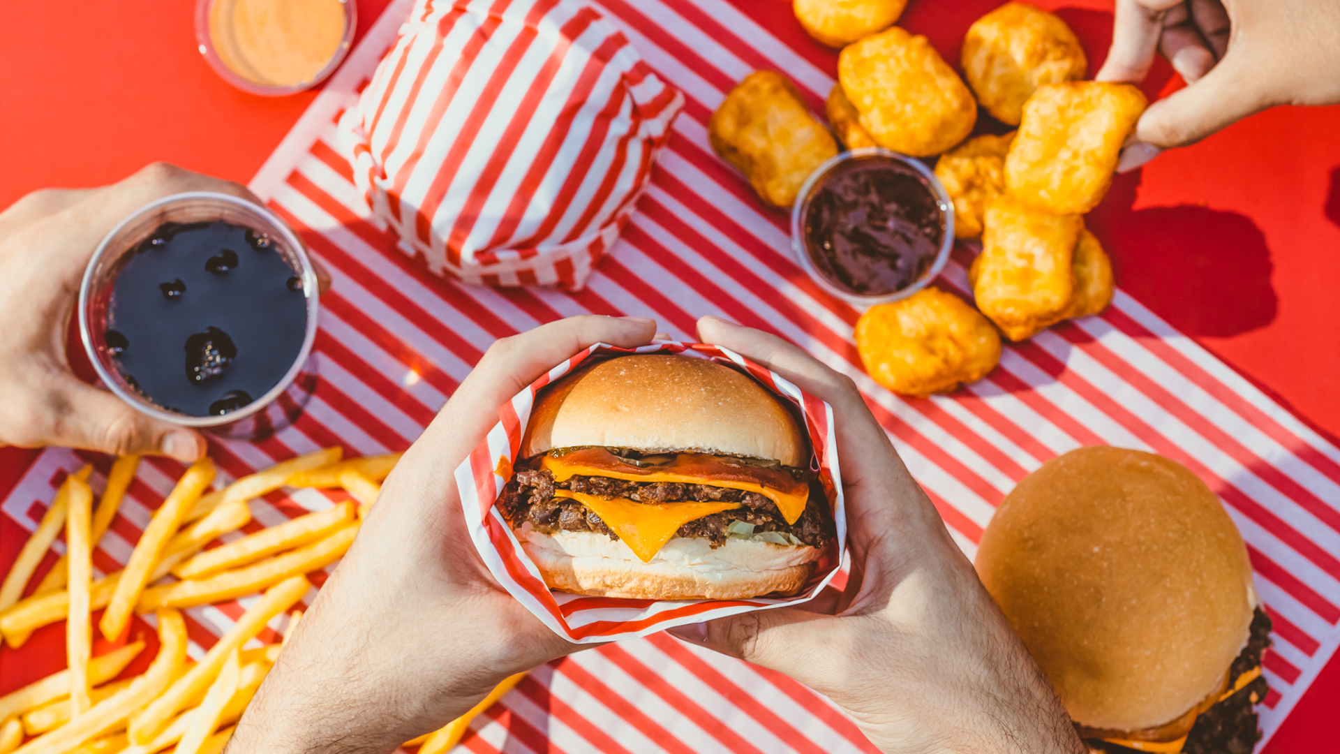 Foster’s Burger: A Vibe Retrô dos Anos 90 Chega ao Sudoeste com Nova Unidade