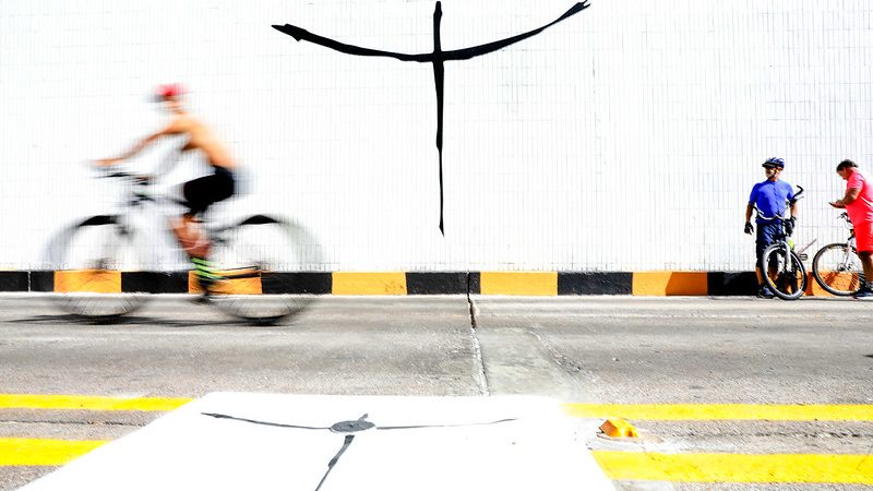 Marco Zero de Brasília ganha iluminação especial para os 65 anos da capital