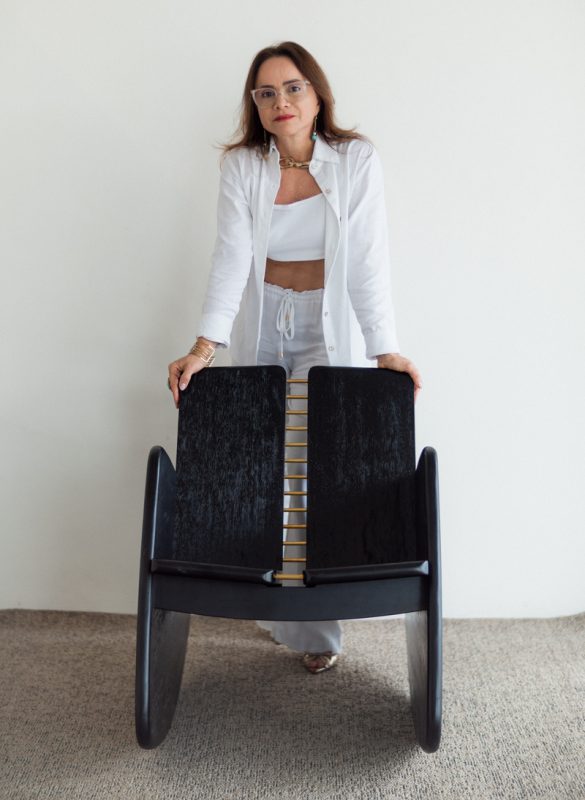 Rosangela Guimarães_com a poltrona Ícaro_Foto_Thalles Cabral
