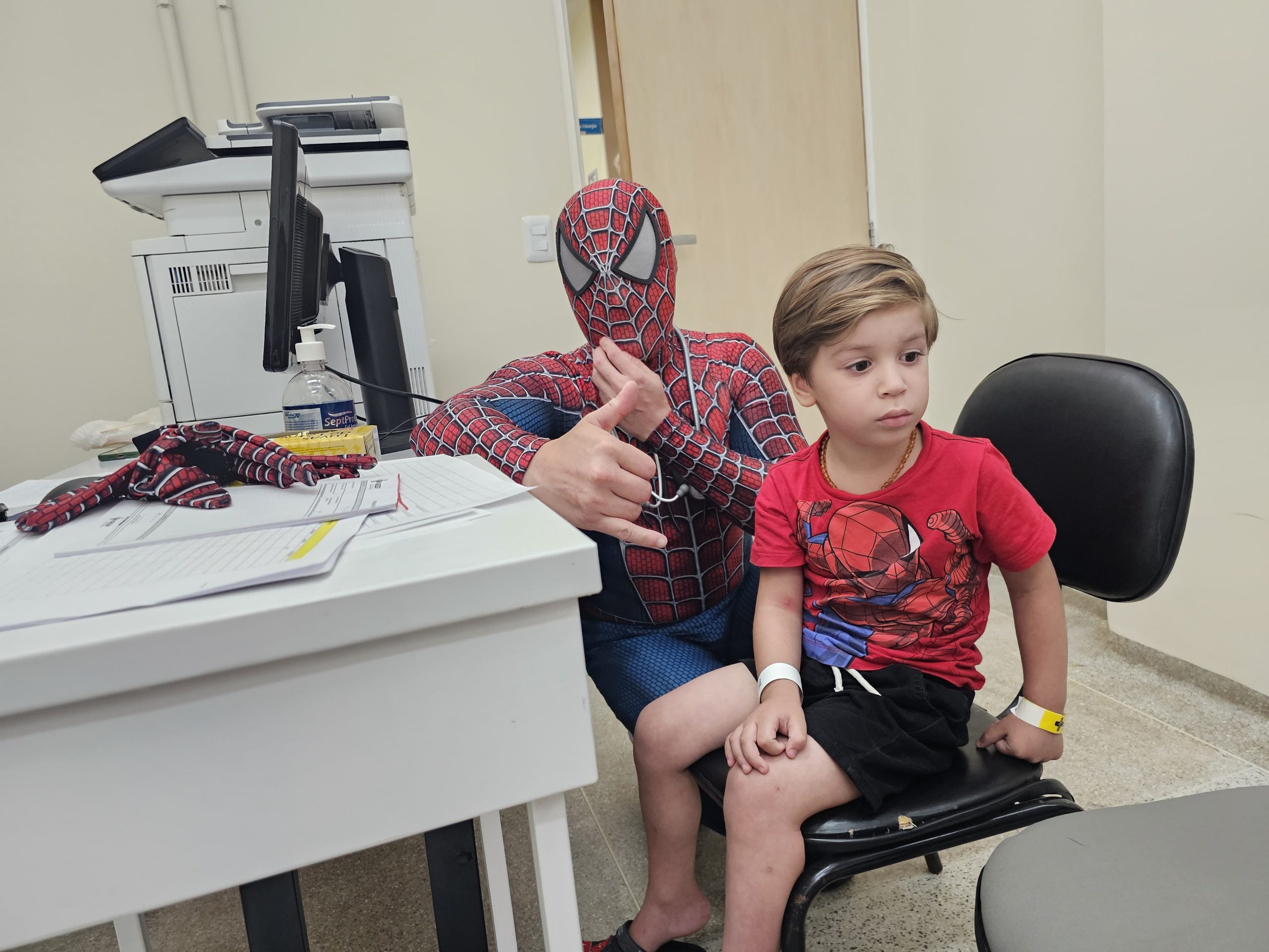 Pediatra Super-Herói transforma atendimento no Hospital de Santa Maria