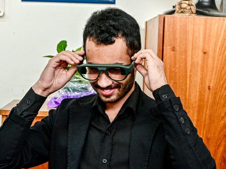 Residente de ortopedia com deficiência auditiva recebe óculos de realidade aumentada