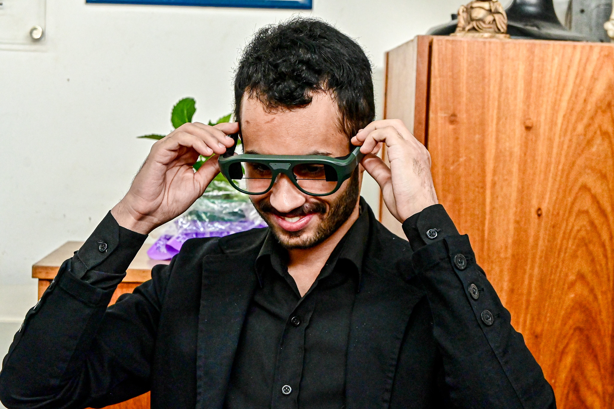 Residente de ortopedia com deficiência auditiva recebe óculos de realidade aumentada