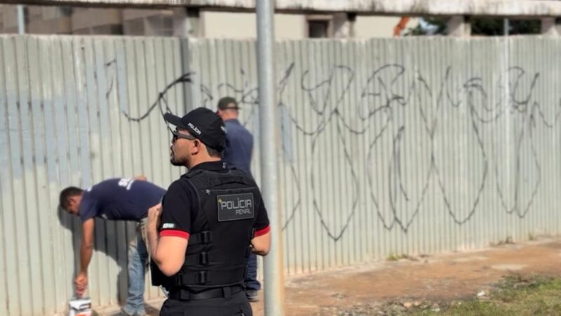 Polícia Penal remove pichações de facções criminosas no coração de Brasília