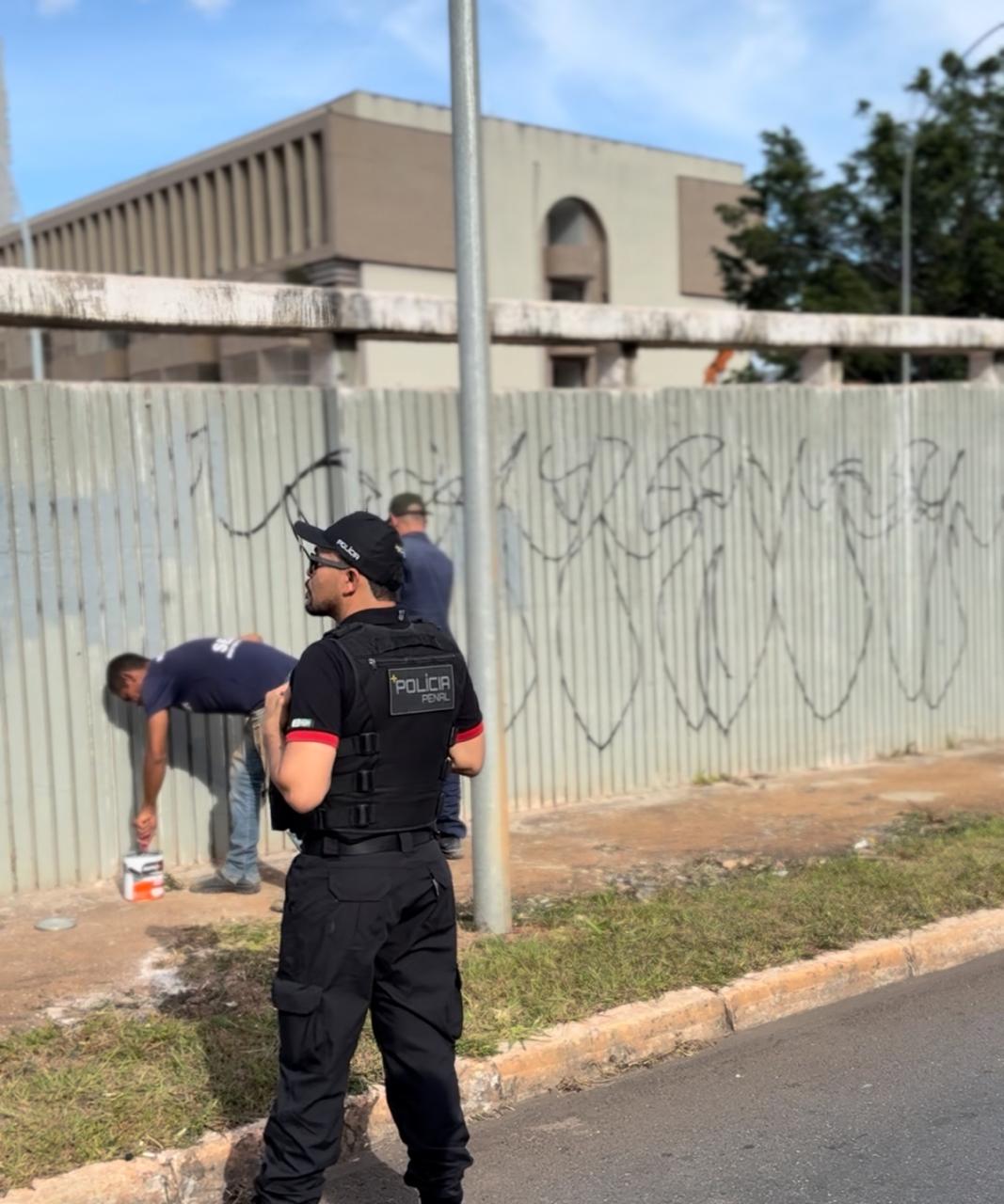 Polícia Penal remove pichações de facções criminosas no coração de Brasília