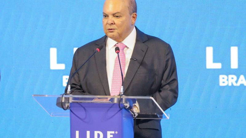 Ibaneis Rocha discute relações Brasil-EUA em fórum de investimentos