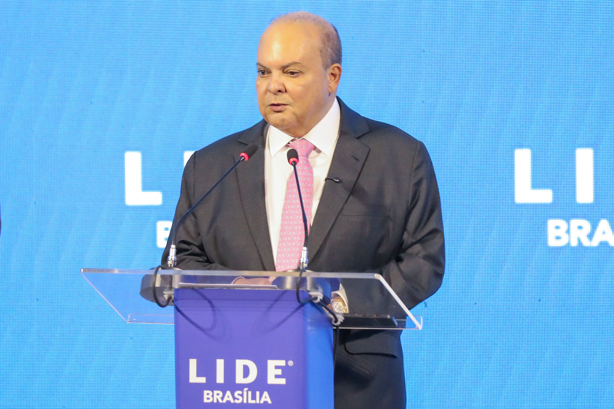 Ibaneis Rocha discute relações Brasil-EUA em fórum de investimentos