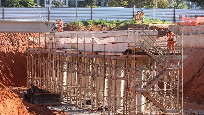 GDF avança na construção do viaduto da Epig com içamento de vigas