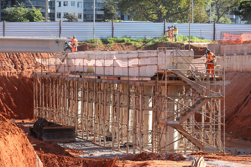 GDF avança na construção do viaduto da Epig com içamento de vigas